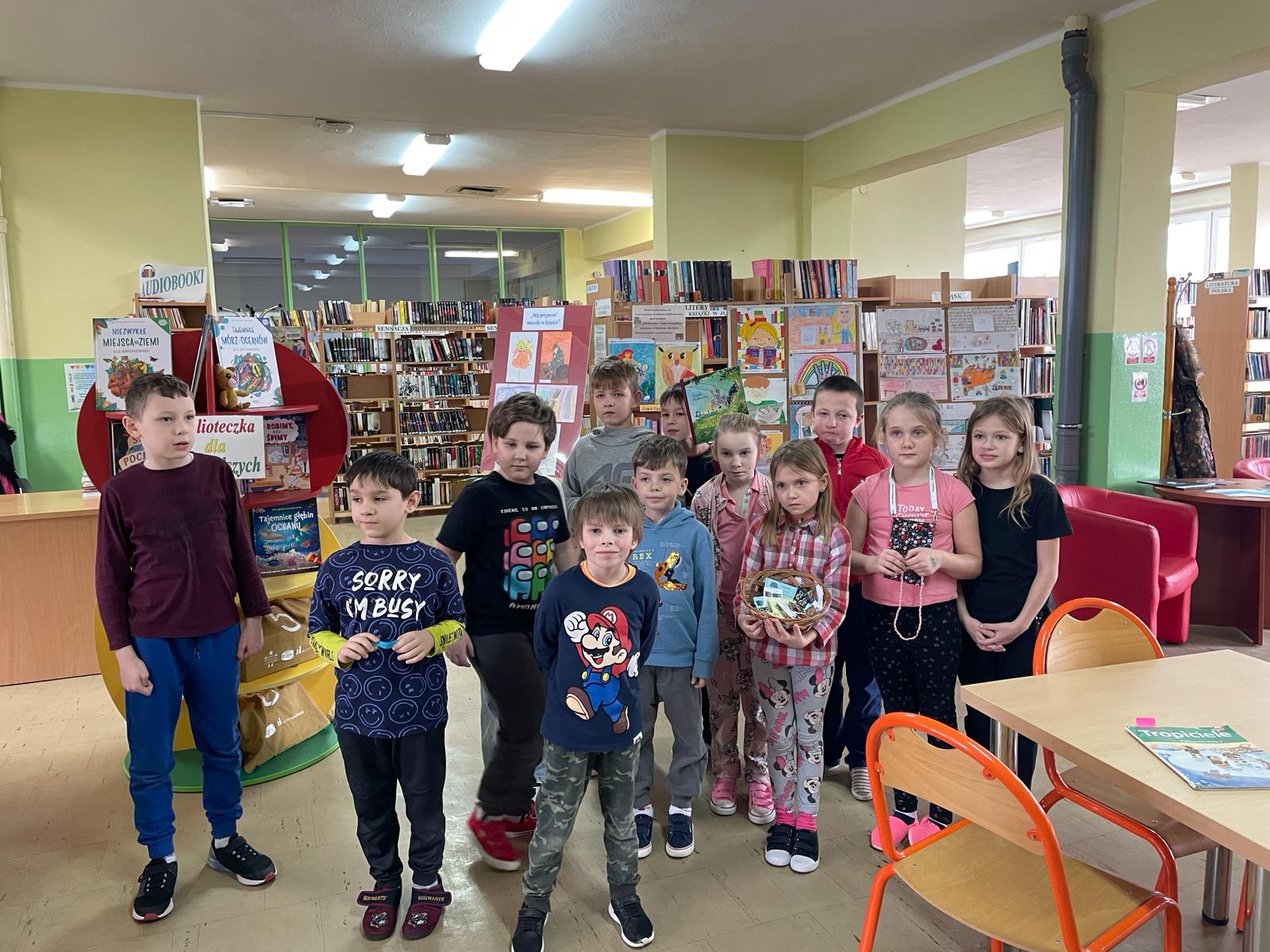 Grupa dzieci odwiedzających bibliotekę.